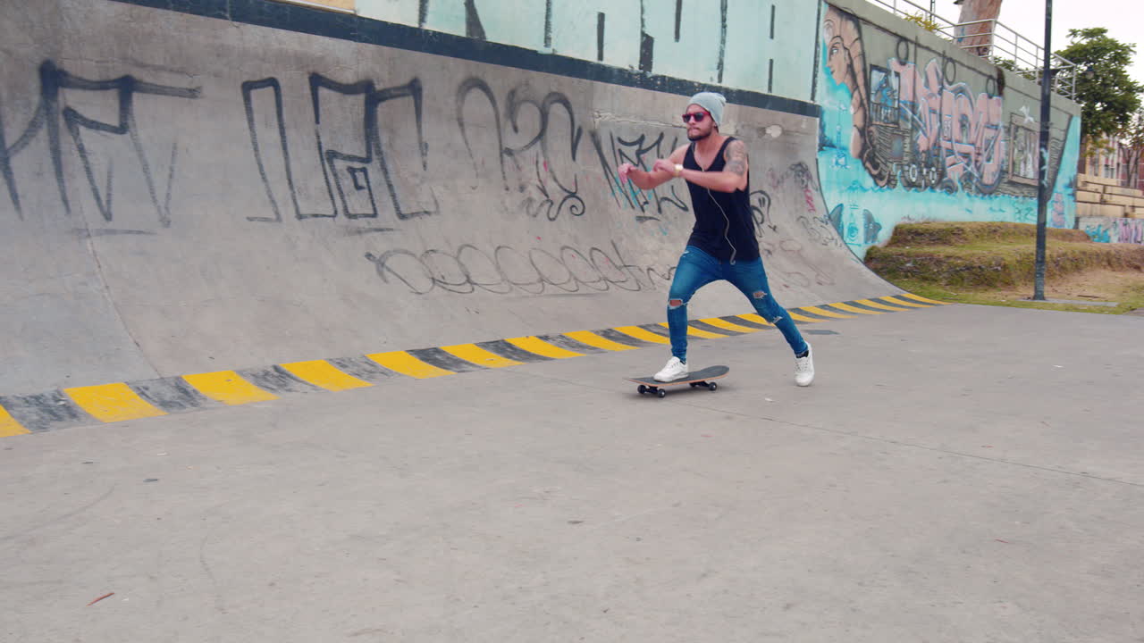 niño usando patineta en un parque callejero