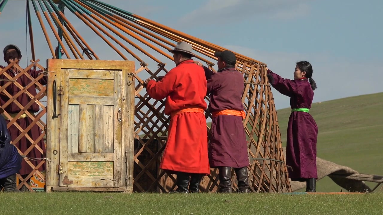 Mongolisk nomadfamilj som monterar ett traditionellt gertält