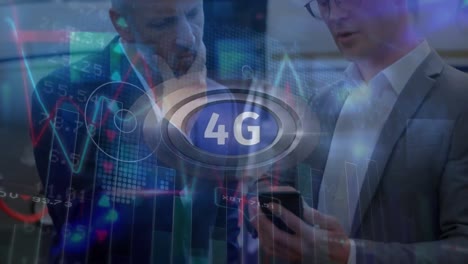 Animation-Der-Datenverarbeitung-Und-4G-Text-über-Zwei-Unterhaltende-Kaukasische-Geschäftsleute