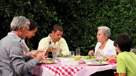 Comida-Familiar-En-El-Jardín