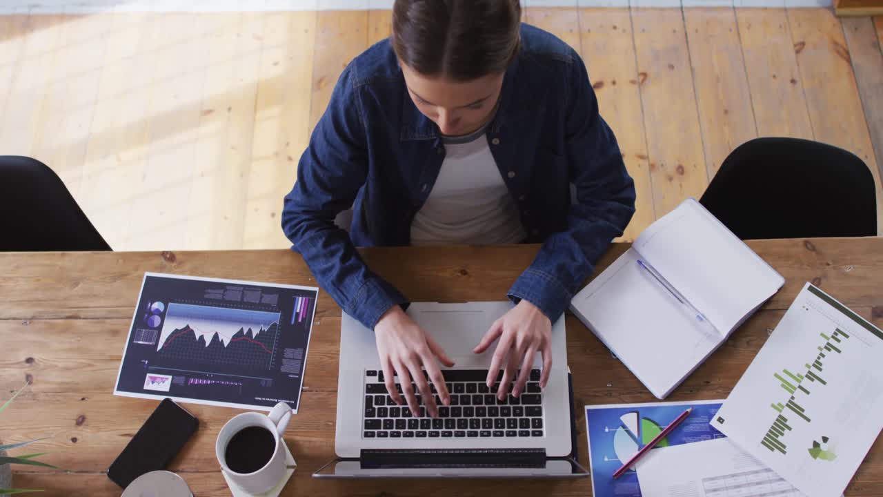 вид сверху женщины, использующей ноутбук