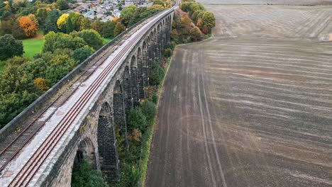 imágenes de drones de barrido de la estación de tren de penestone y el viaducto cerca de barnsley, yorkshire del sur