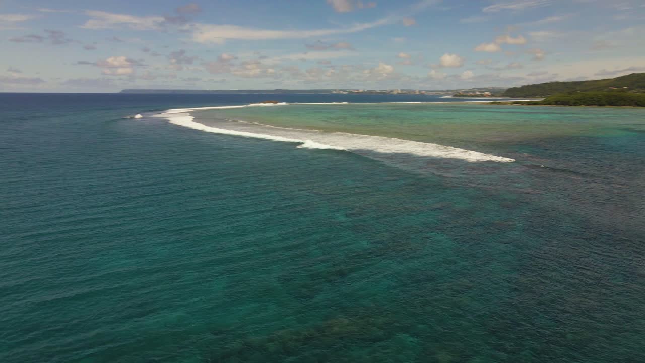 toma de drones del arrecife de coral en la isla tropical de guam
