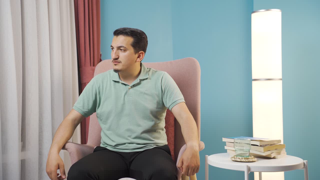 자신을 못생긴 사람이라고 생각하는 사람.