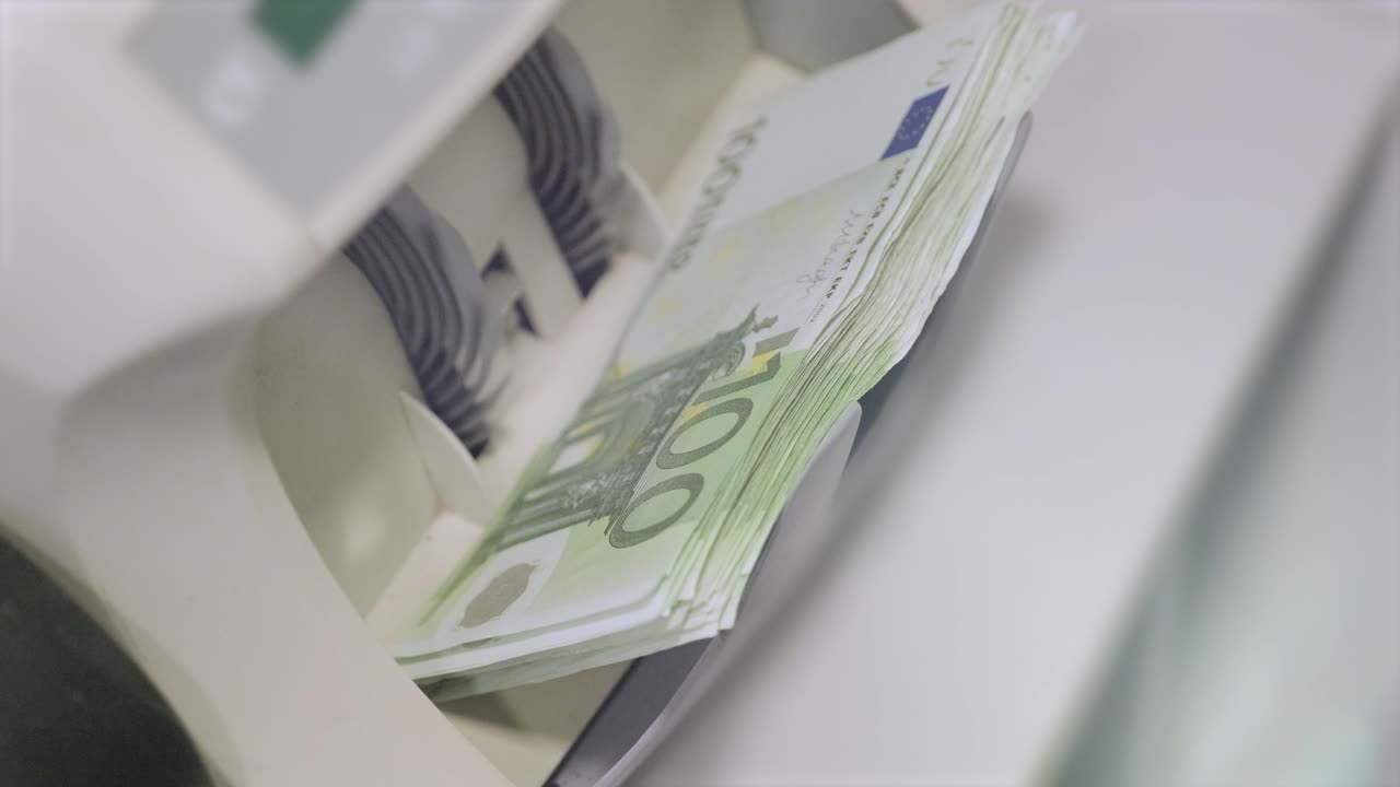 Die Zählmaschine zählt Euroscheine. Tausend Euro. Neue Scheine