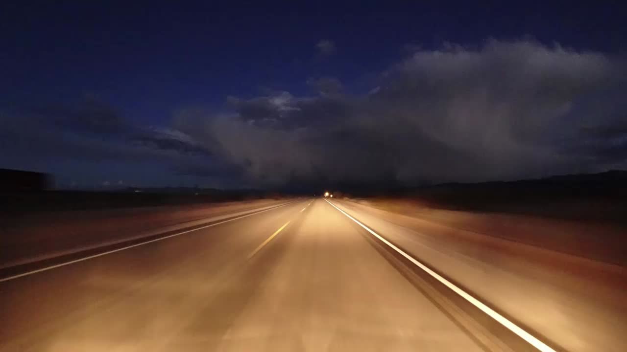 timelapse auto roadtrip con cielo nuvoloso sull'autostrada in movimento dal tramonto alla notte pov stati uniti