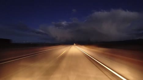 Viaje-En-Automóvil-Timelapse-Con-Cielo-Nublado-En-La-Carretera-Que-Se-Mueve-Del-Anochecer-A-La-Noche-Pov-Estados-Unidos