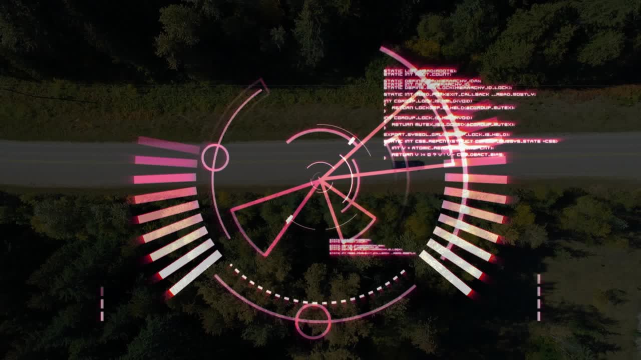 HUD rosa che avvia la scansione mentre un veicolo scuro attraversa una strada forestale, con anelli che si espandono e tracciano il movimento