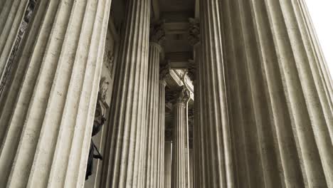 interior de un edificio histórico con altas columnas