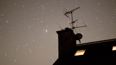 Lapso-De-Tiempo-Del-Cielo-Nocturno-Con-Estrellas-En-Movimiento---Casa-En-Primer-Plano