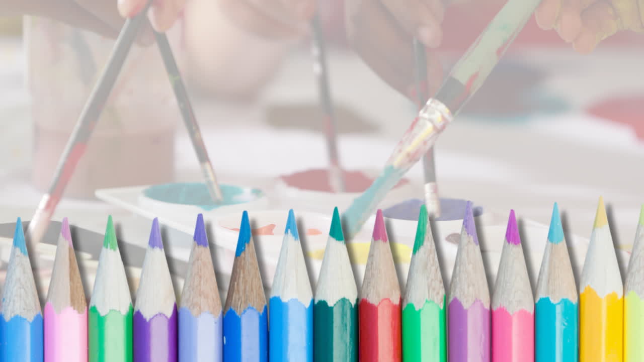 animación de lápices de colores sobre las manos de diversos niños usando pinceles y pinturas en clase