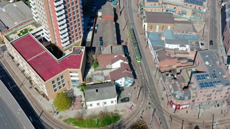 Luftdrohnenaufnahme-Von-Der-Londoner-Straßenbahn-Auf-Der-Tamworth-Road-Zum-Stadtzentrum-Von-Croydon