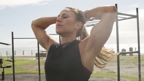 mujer caucásica deportiva haciendo ejercicio en un gimnasio al aire libre durante el día