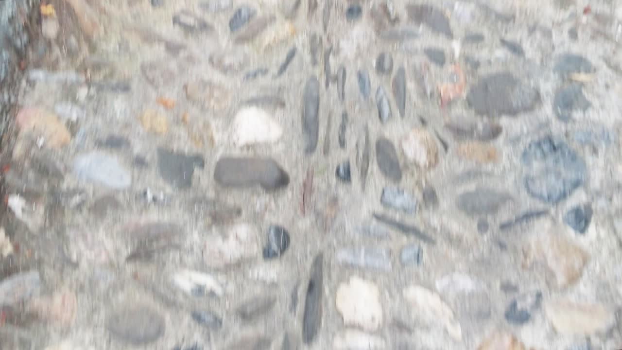 좁은 스페인 골목에서 캐주얼하게 옷을 입은 남자에 대한 pov 샷