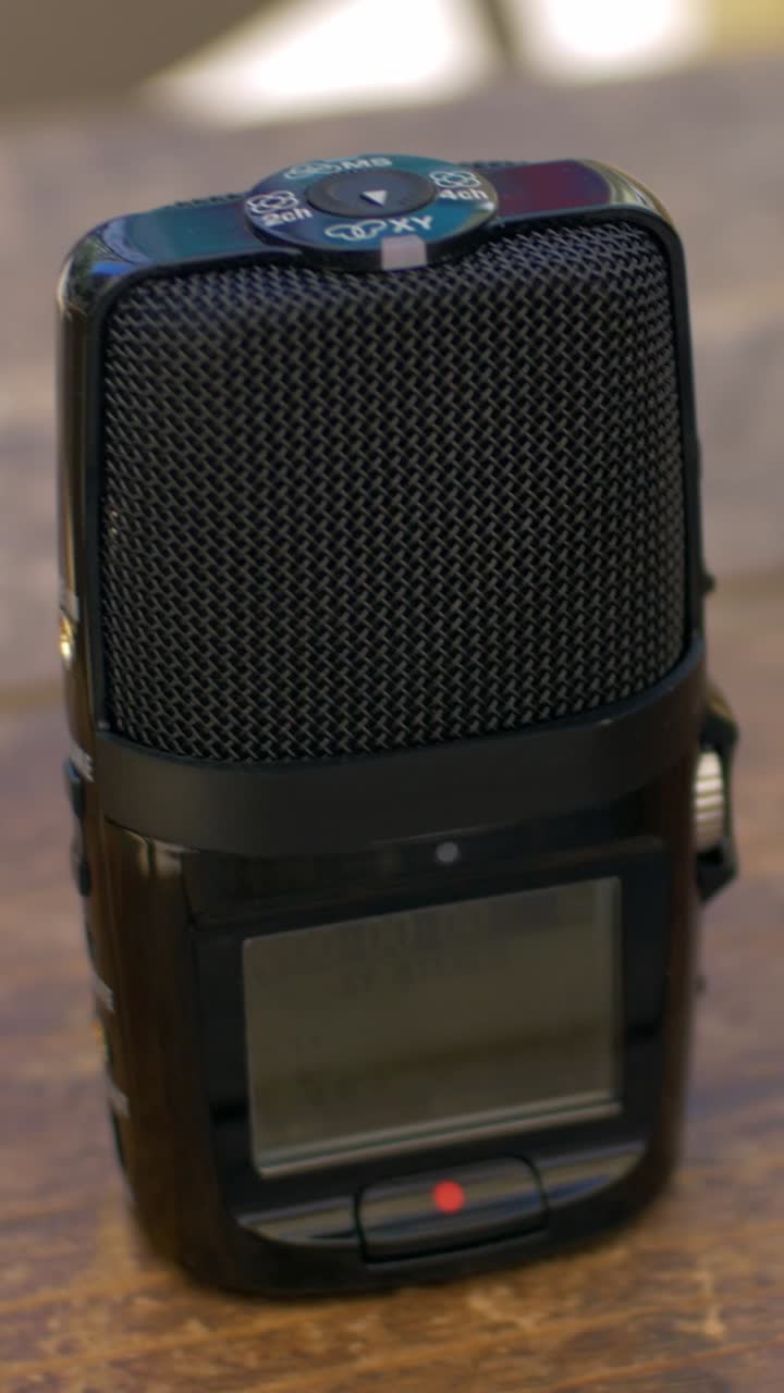 Primo piano di un registratore audio digitale portatile nero