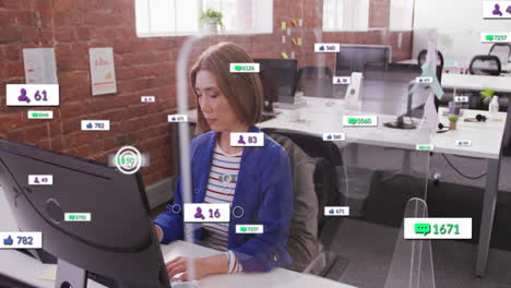 animación de múltiples barras de notificación sobre mujer asiática trabajando en la computadora en la oficina