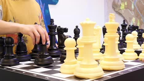 persona jugando al ajedrez