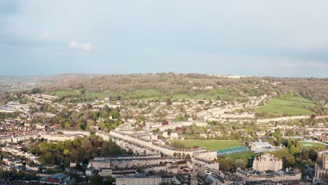 Absteigende-Drohne-Schoss-über-Die-Antike-Stadt-Bath-Im-Vereinigten-Königreich