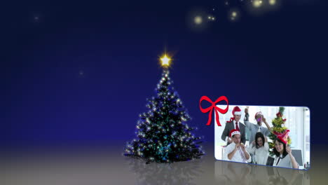 árbol de navidad que se levanta con montaje de clips de navidad