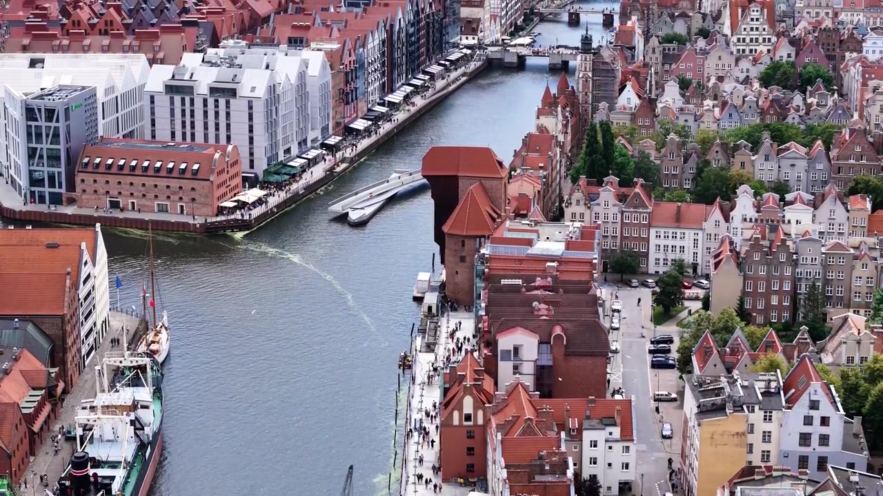 Gdaňsk, Polsko: Letecký pohled na město s turistickými loděmi a památkami.