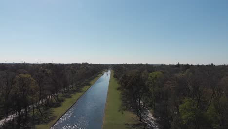 Schöner-Palast-In-Nymphenburg-München-Deutschland-Von-Oben-Mit-Einem-Dji-Mavic-Air,-Der-Wasser-Und-Schöne-Gärten-Zeigt