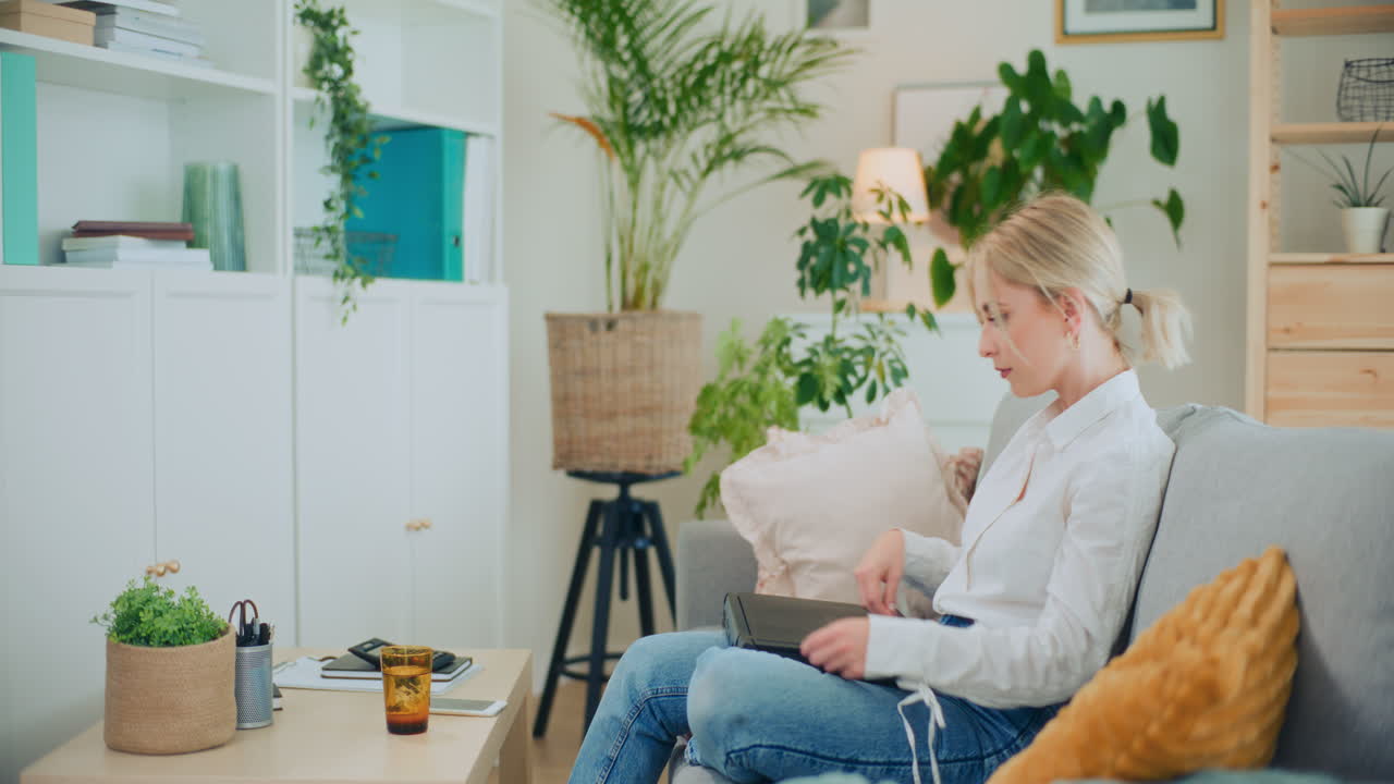 Forretningskvinde rækker ud efter vand