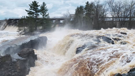 aguas de inundación de primavera alta rodean una presa local