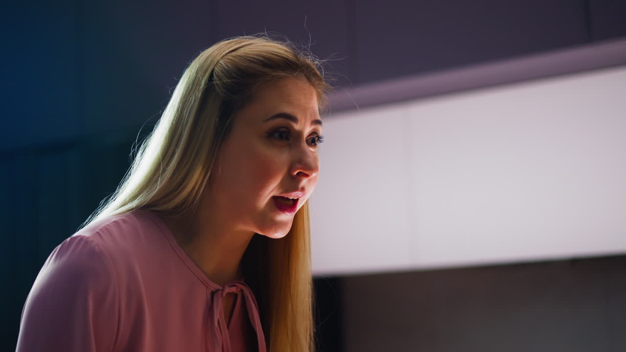 mujer conmocionada se levanta de la mesa hablando enojado a su compañero