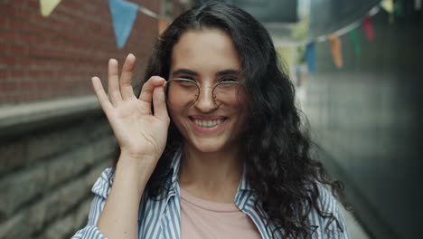mujer sonriente con gafas