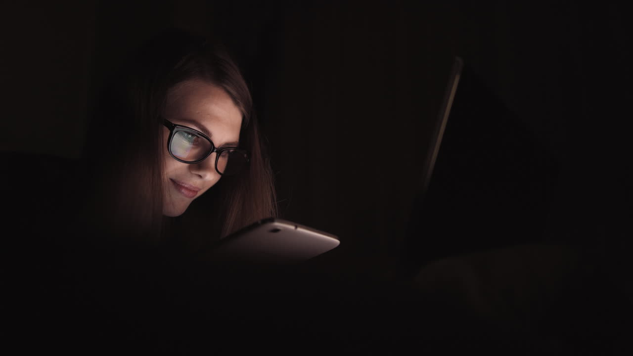 mujer estudiando tarde en la noche