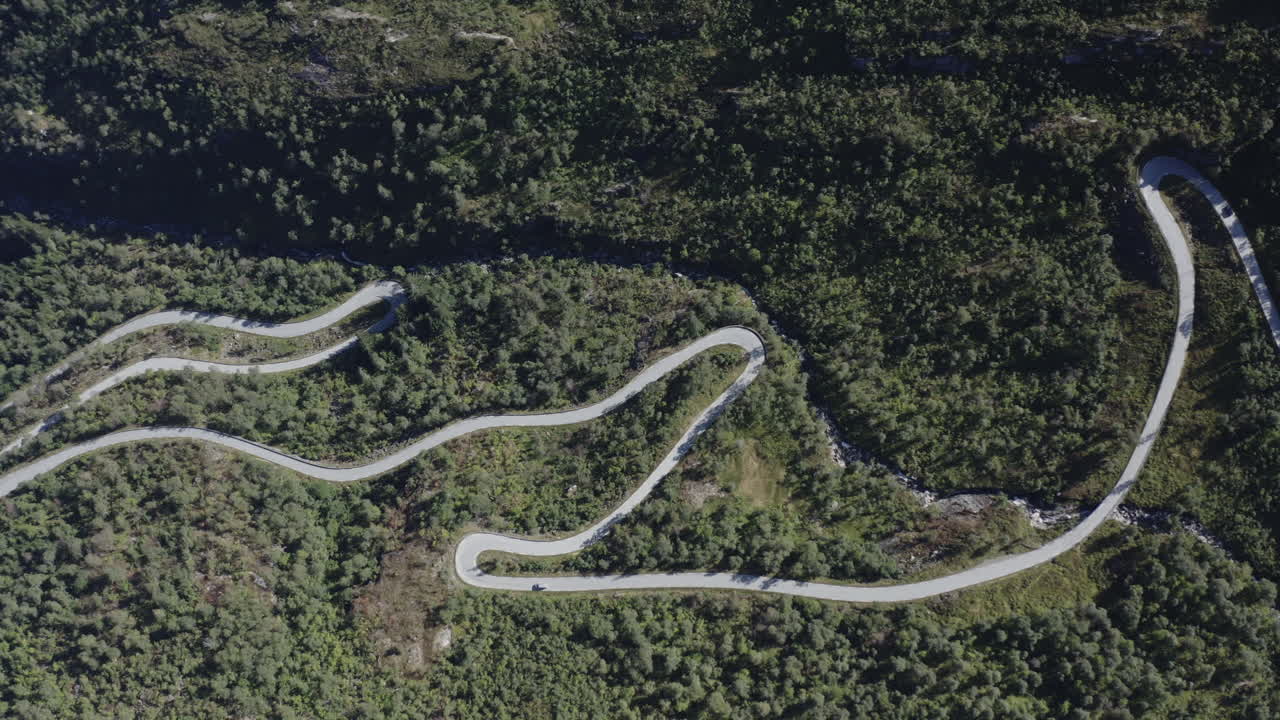 воздушный вид извилистой горной дороги