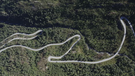 vista aérea de una sinuosa carretera de montaña