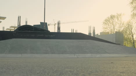 joven patinadora patinando en una rampa al atardecer en un parque de patinaje 1