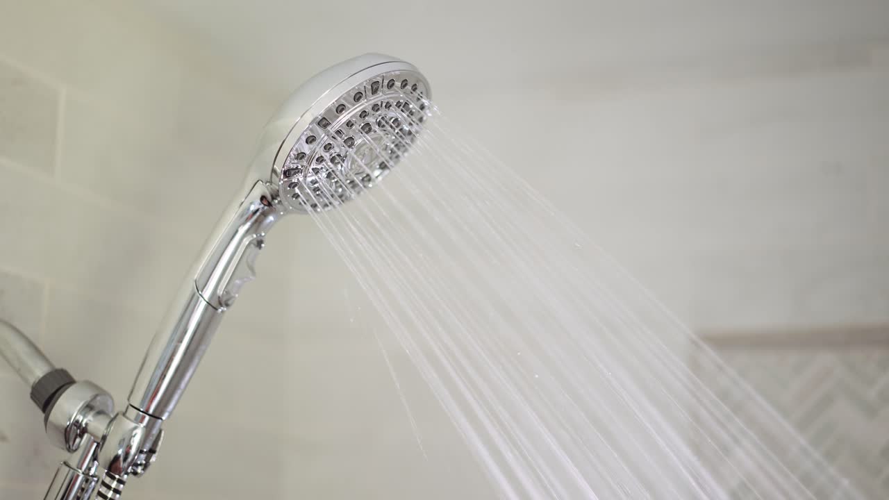 el cabezal de ducha cromado en el baño es duro para