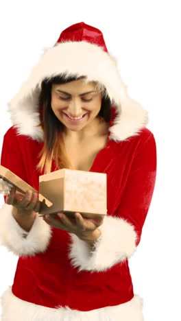 chica sexy en disfraz de santa abriendo un regalo