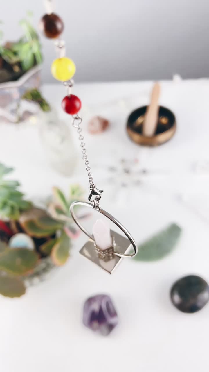 péndulo de cristal con cuarzo rosa