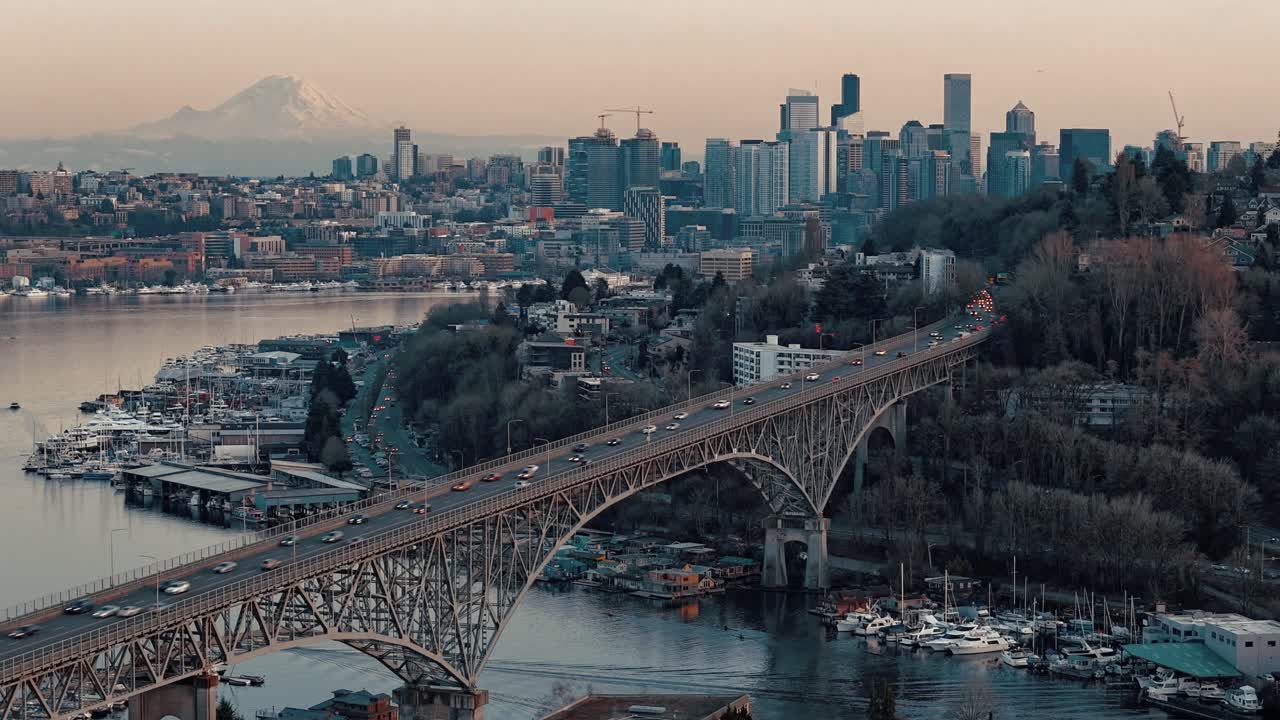 시애틀 브릿지와 mt.