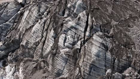 vista aérea del escarpado terreno montañoso en klausenpass, urner-boden, suiza, capturando la escarpada belleza de los alpes suizos