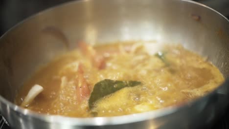 cocinando sopa de tom yum