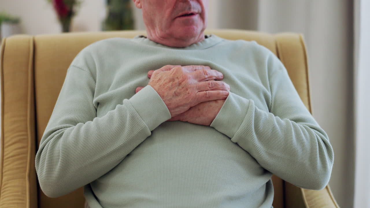 manos, dolor en el pecho y ataque cardíaco del hombre en el hogar