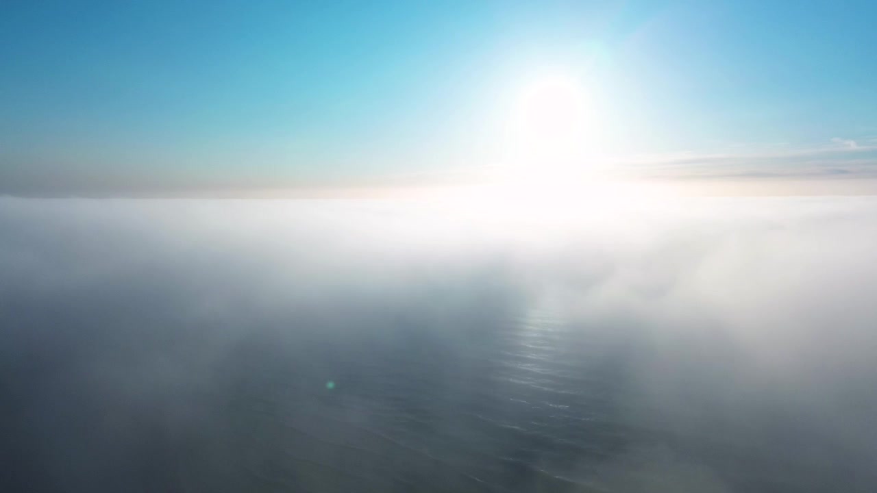 バルト海上空の雲の上に輝く明るい日差し