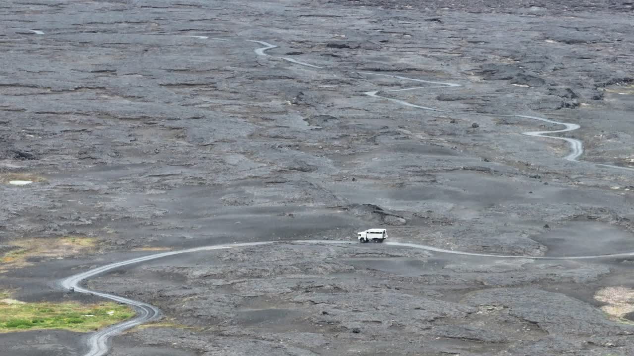 중앙 아이슬란드의 용암 지대를 통해 궤도를 달리는 캠핑카