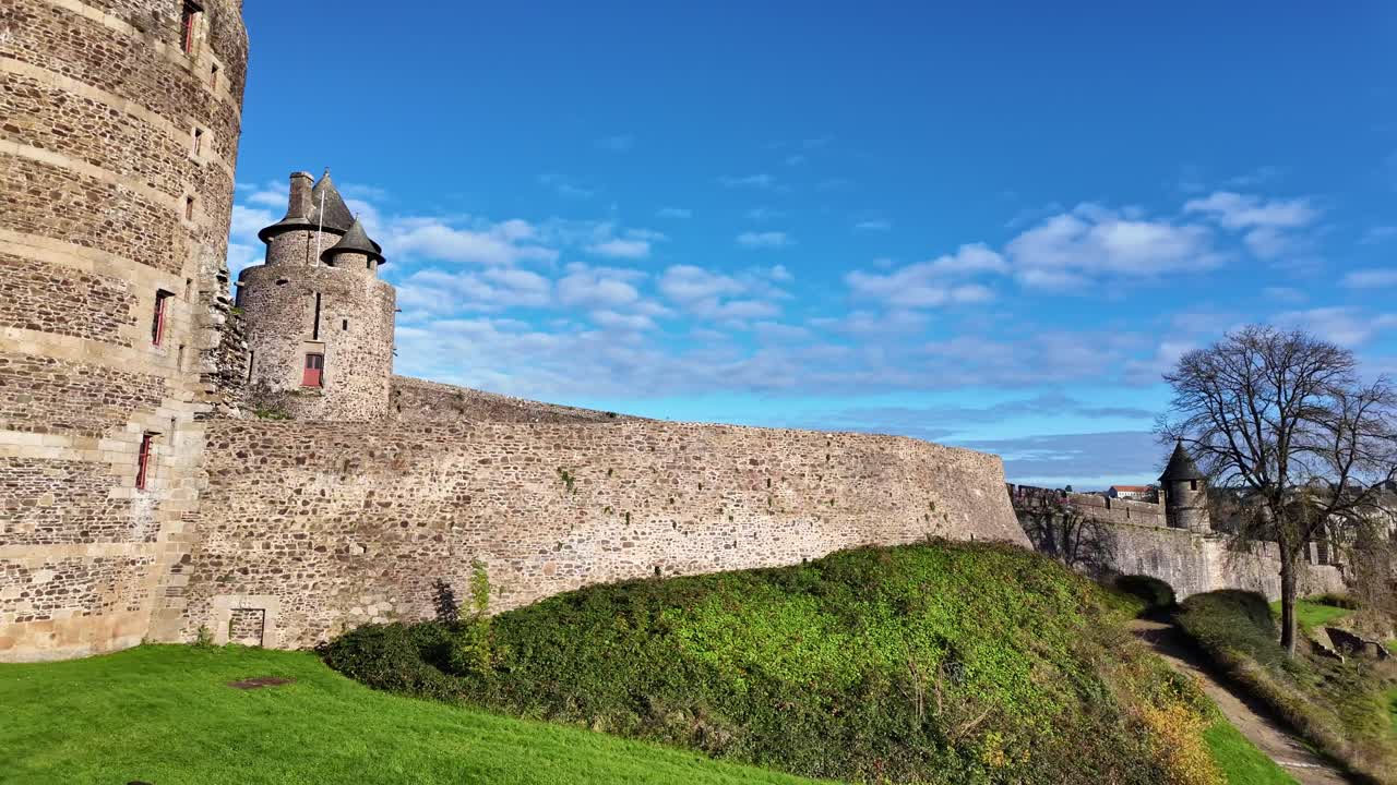 movimiento panorámico sobre el hermoso entorno del castillo de fougeres, fougères, francia.