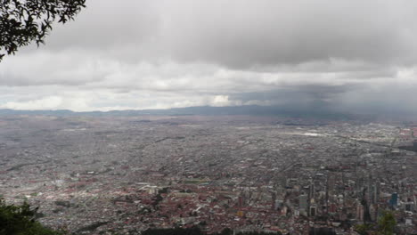 panorámica de bogotá desde el mirador en el cerro guadalupe