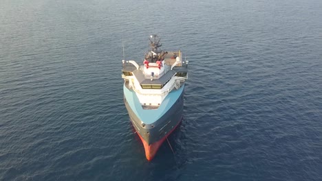 toma de adelantamiento de un gran barco de transporte, mar de larnaca, chipre