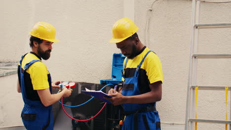 Equipo-Trabajando-Con-Medidores-Múltiples