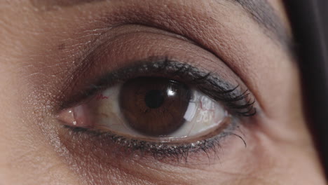 mujer de mediana edad abriendo los ojos mirando a la cámara mujer musulmana mayor que usa hijab macro de cerca