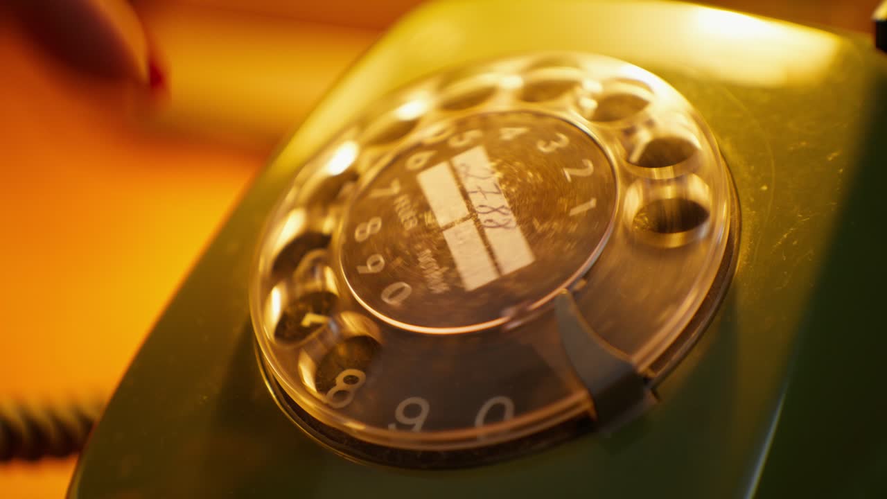 telefono a marcatura rotativa d'epoca con numeri di emergenza