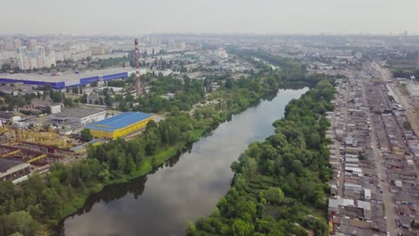 las afueras de una megaciudad. paisaje de la ciudad. vista aérea. área residencial de kiev, ucrania