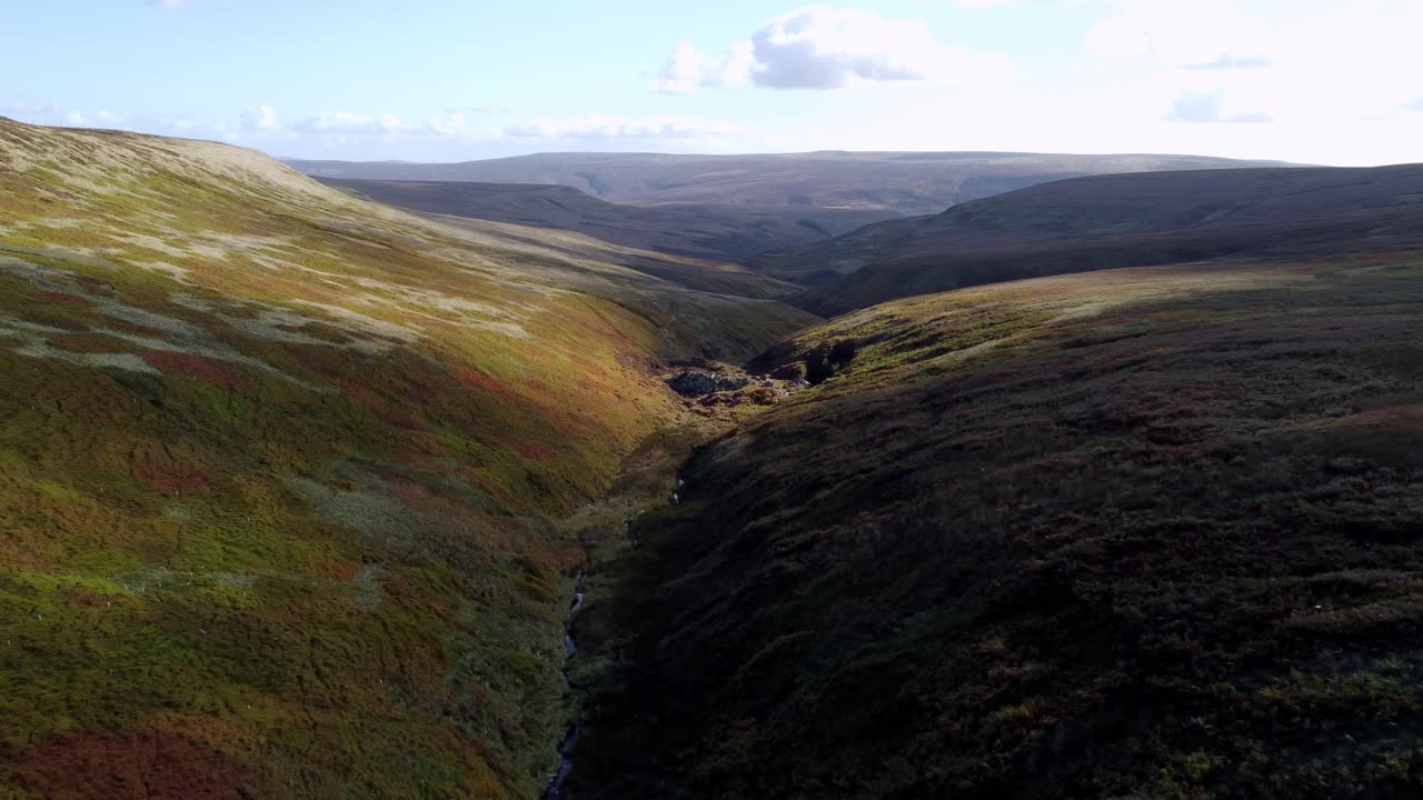 descenso lento hacia un valle verde y exuberante con sombras que se arrastran